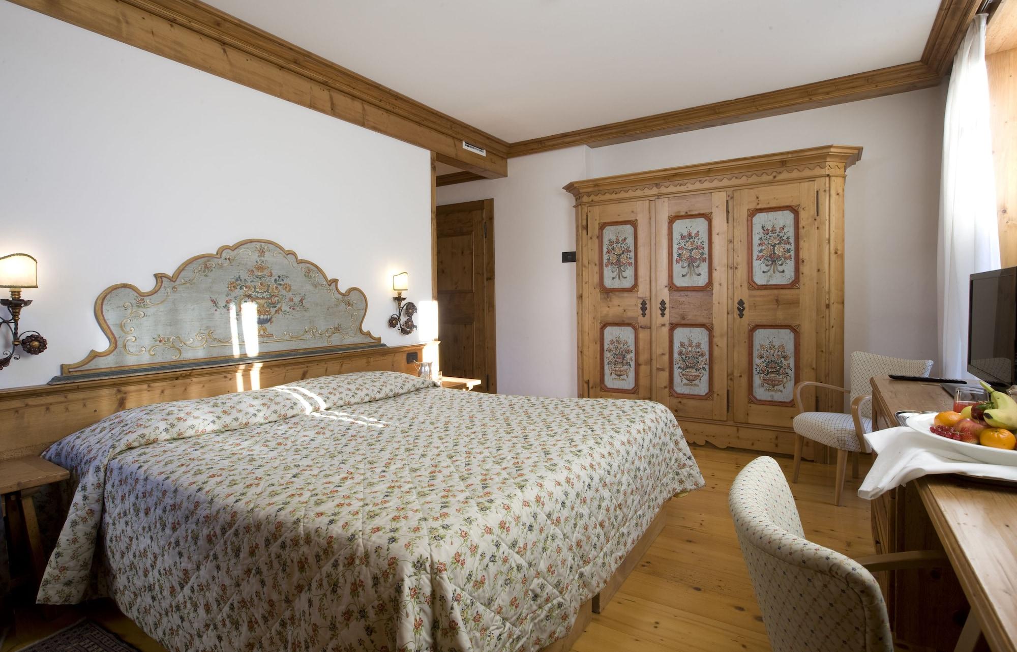 Hotel Cortina 4*