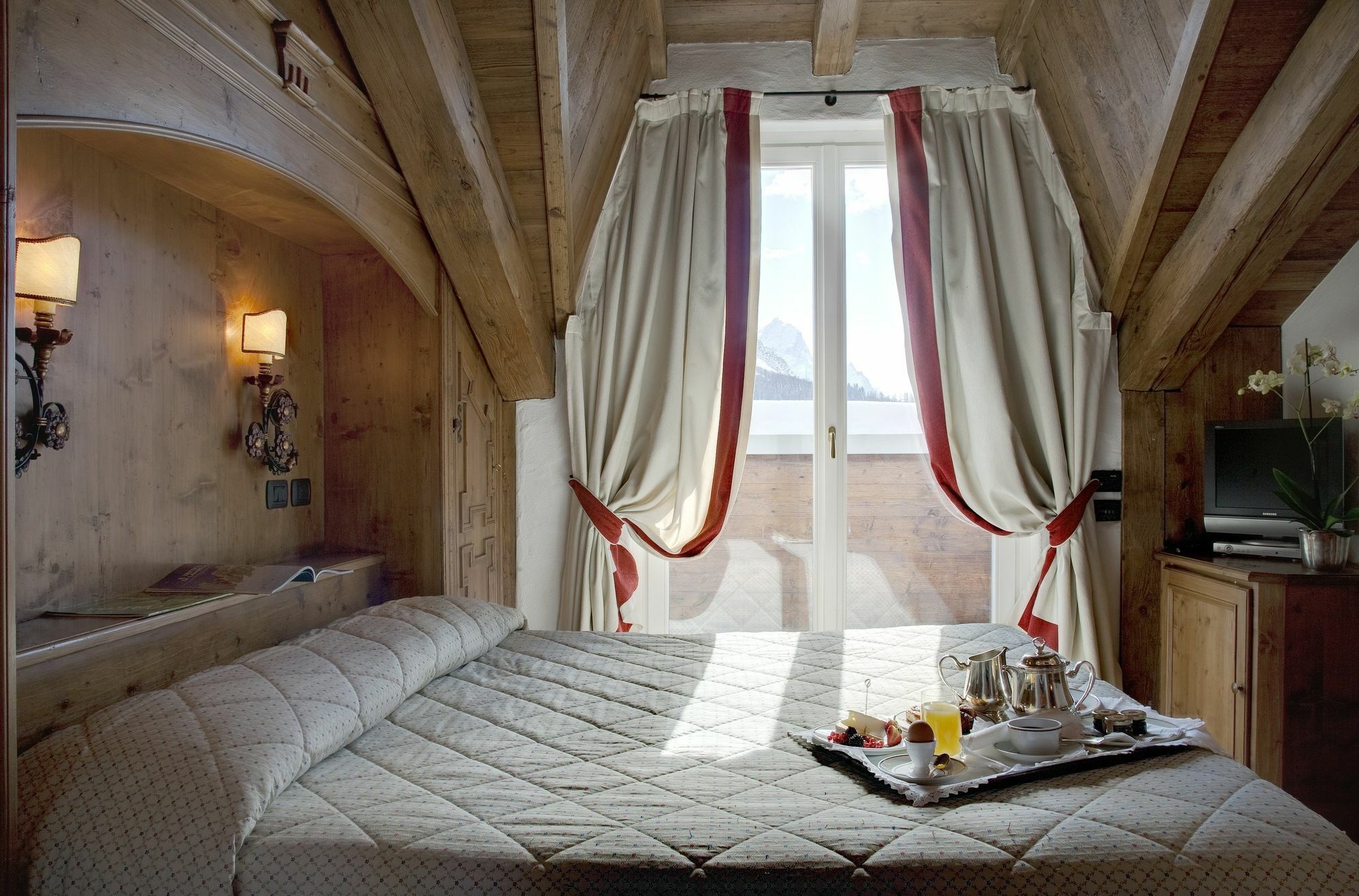 Cortina Hotel 4*